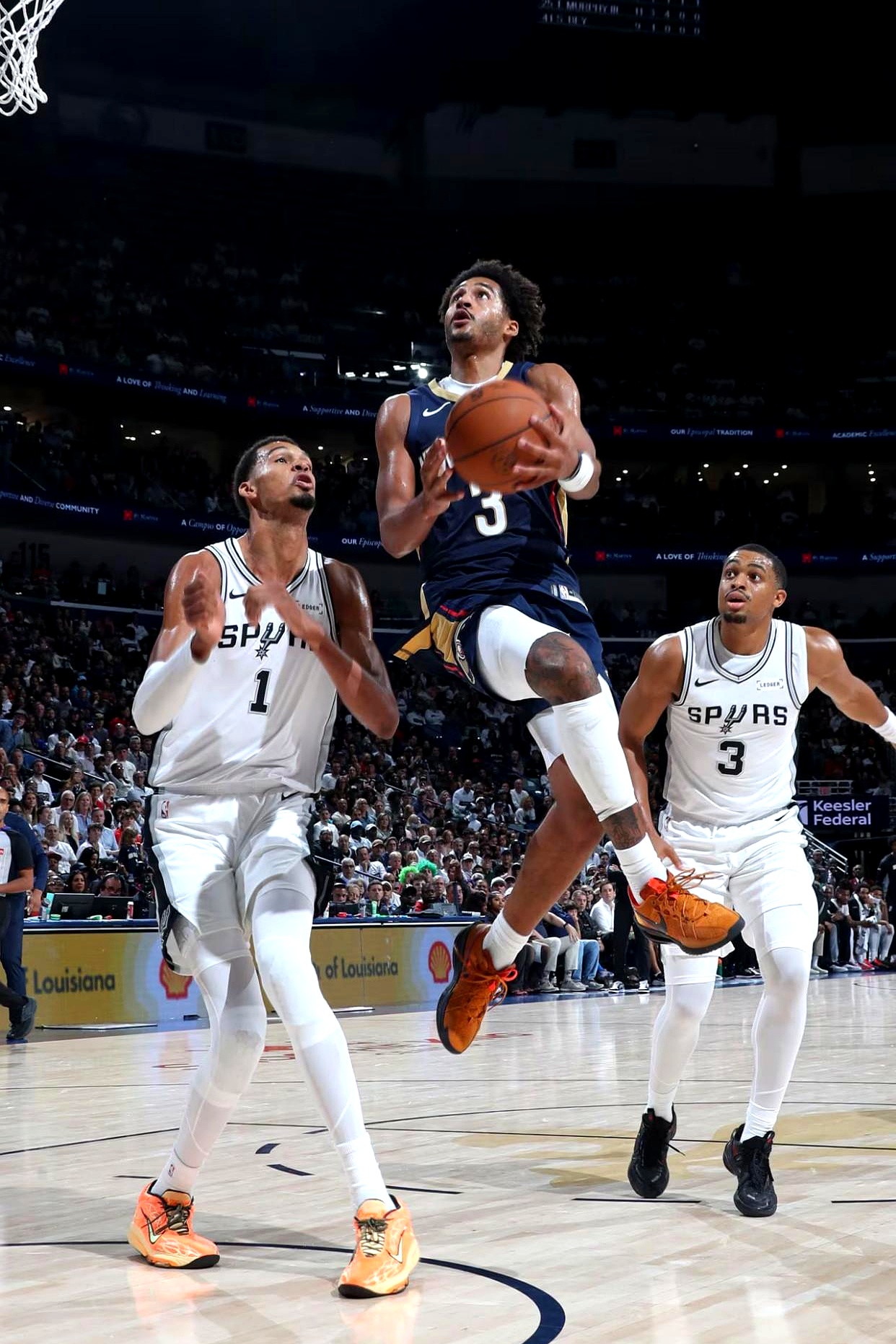 马刺鏖战鹈鹕，伦纳德统治全场