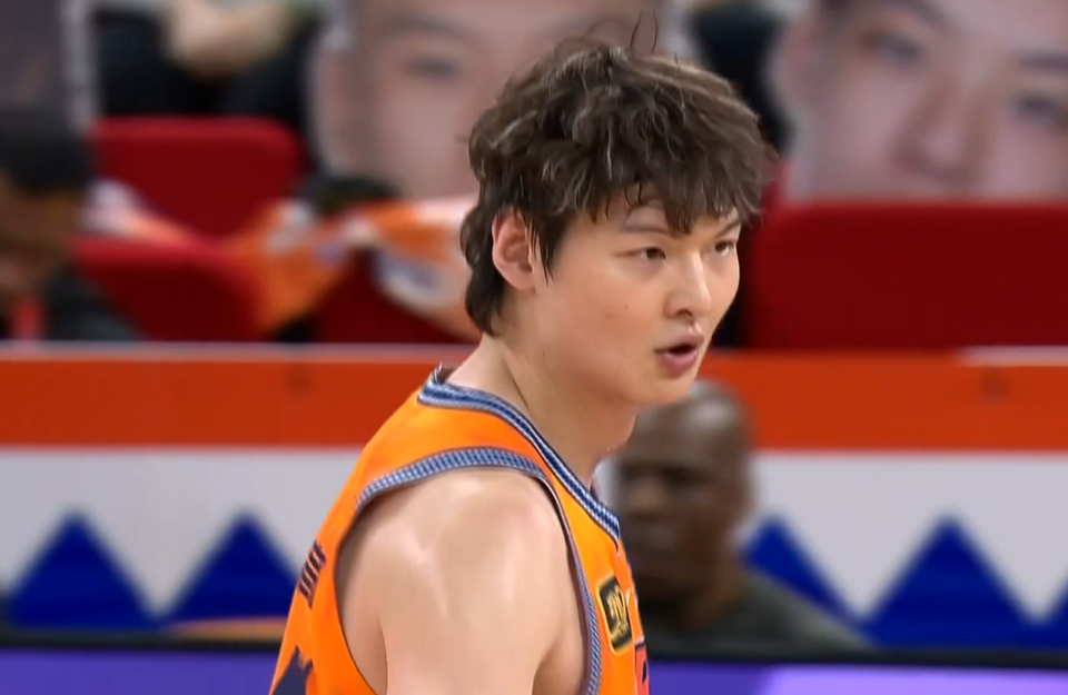 爵士横扫山东队，王哲林高光表现