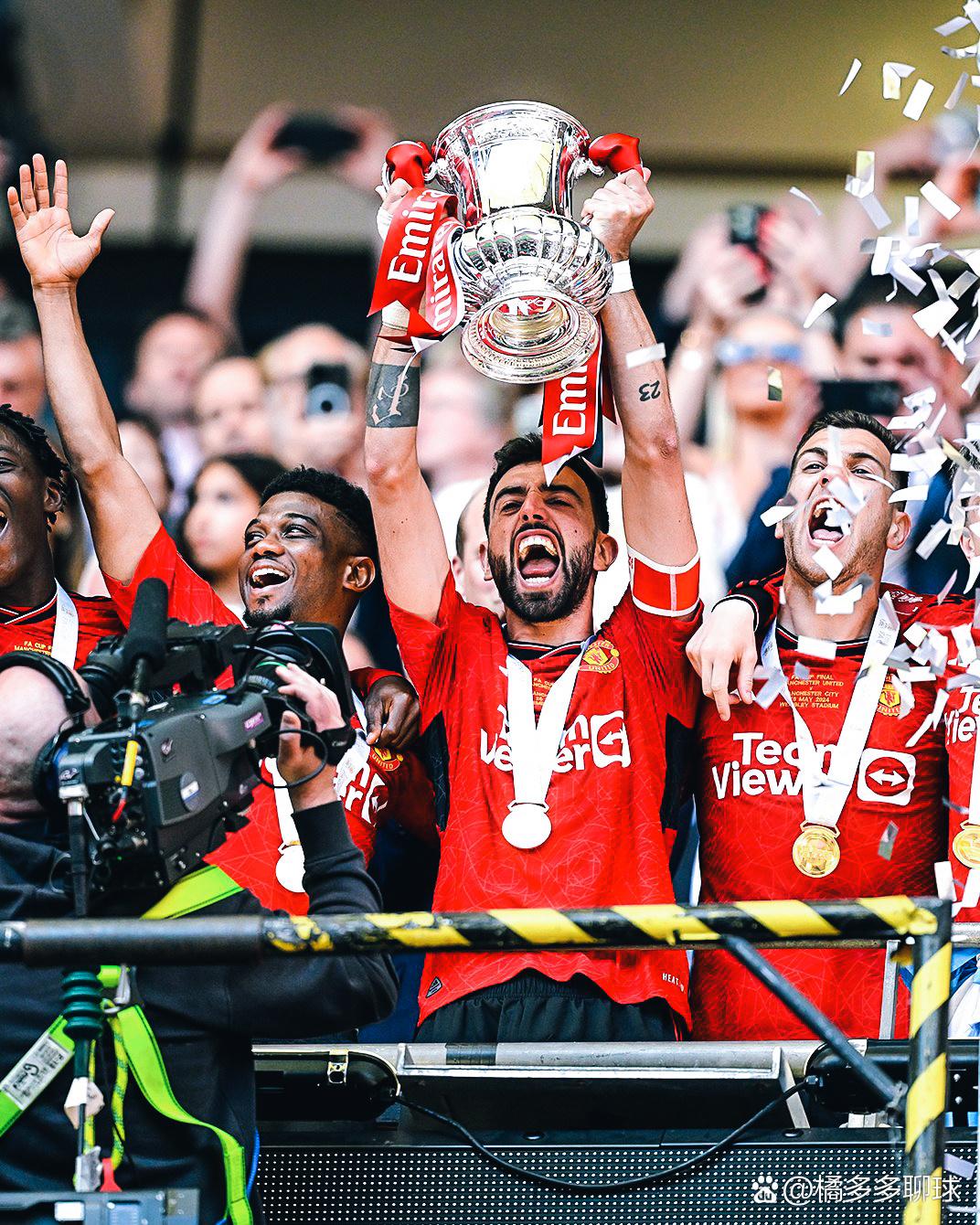 比利时排球队夺得冠军，庆祝胜利