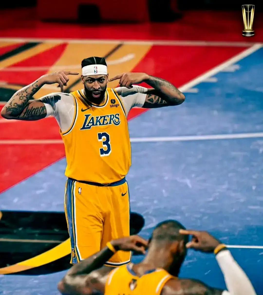 詹姆斯成为湖人救世主，神奇巨星将球队带入季后赛